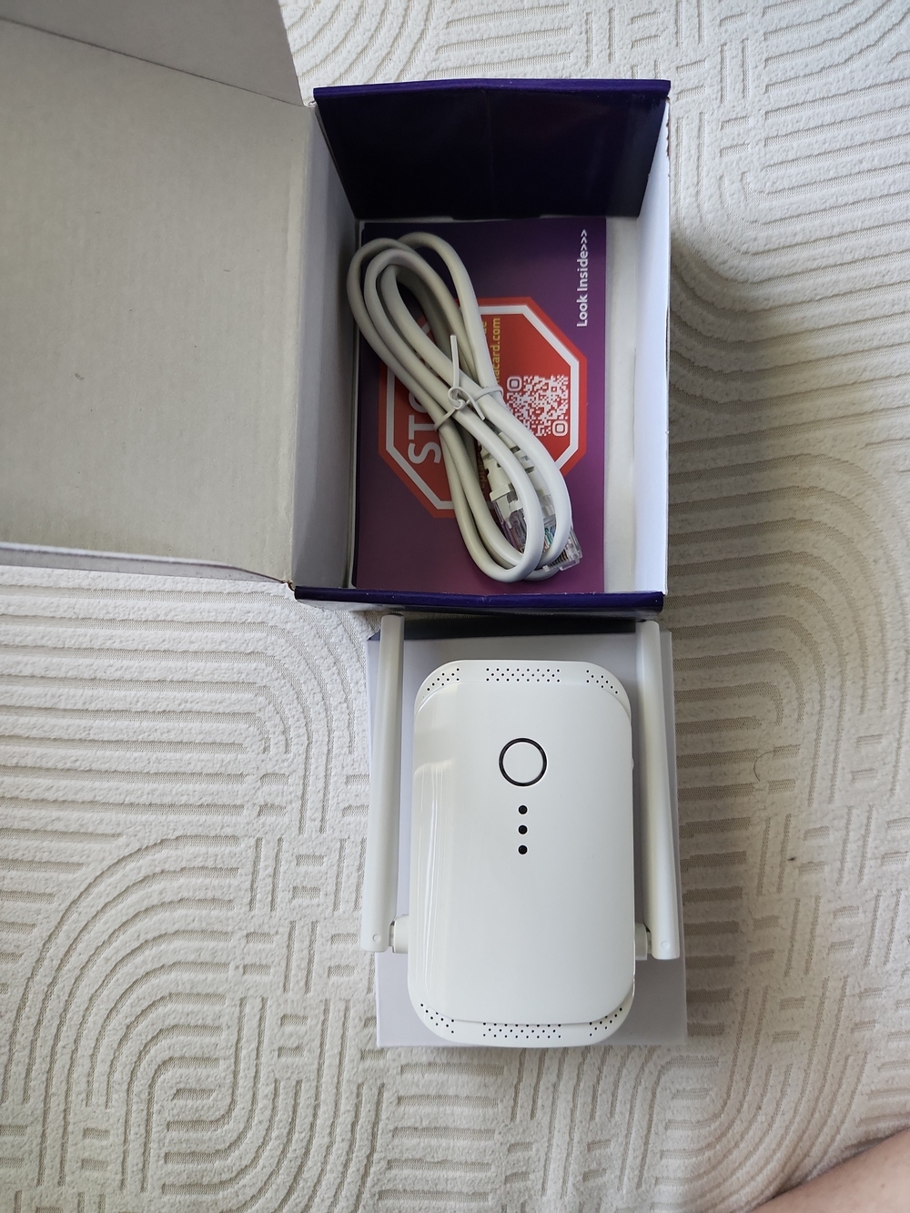 White Wi‑Fi Range Extender - Dual Antenna - Picture 2 of 3